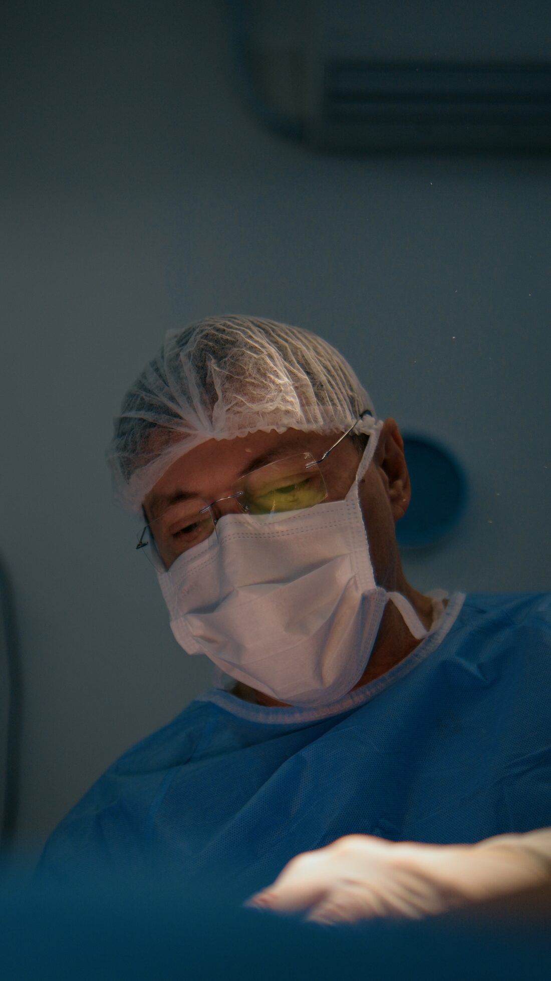 Dr. Nasser Mahfouz concentrado durante procedimento