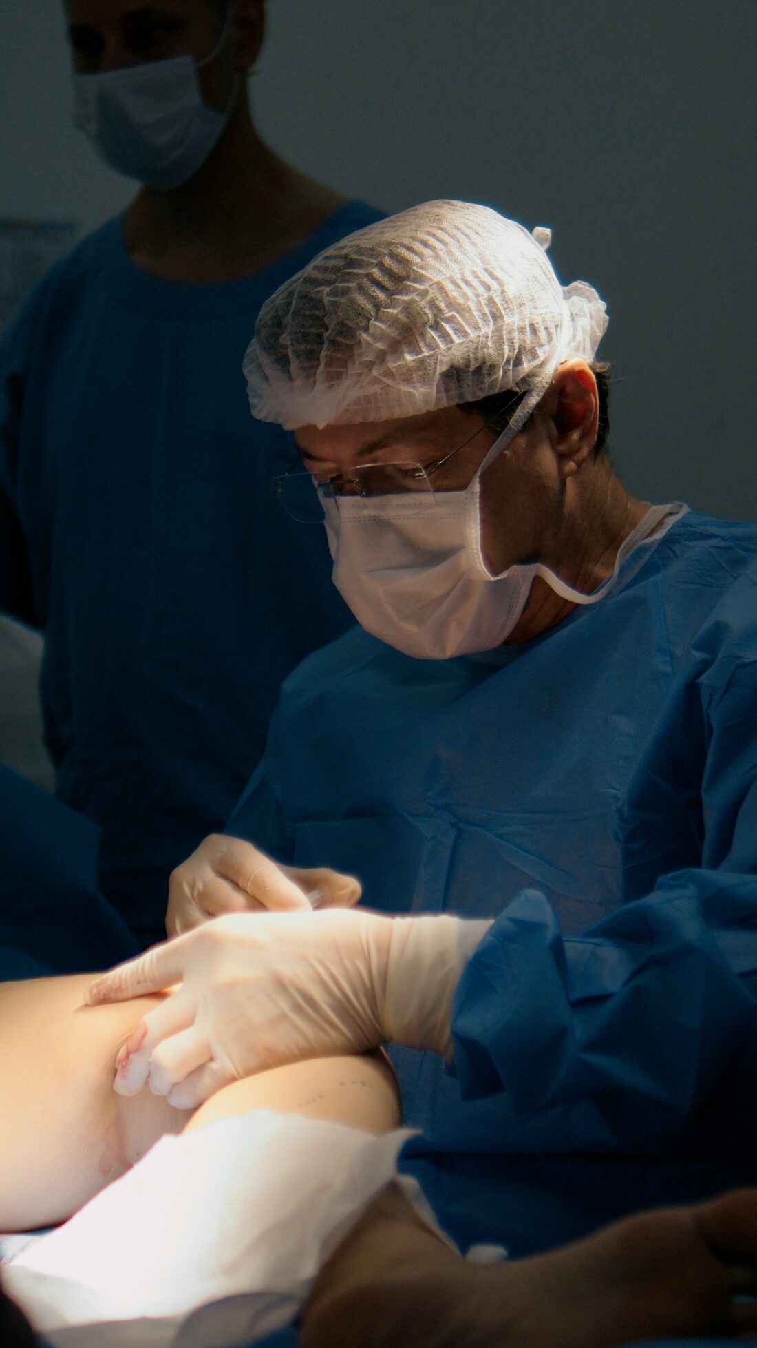 Dr. Nasser Mahfouz durante uma cirurgia vascular