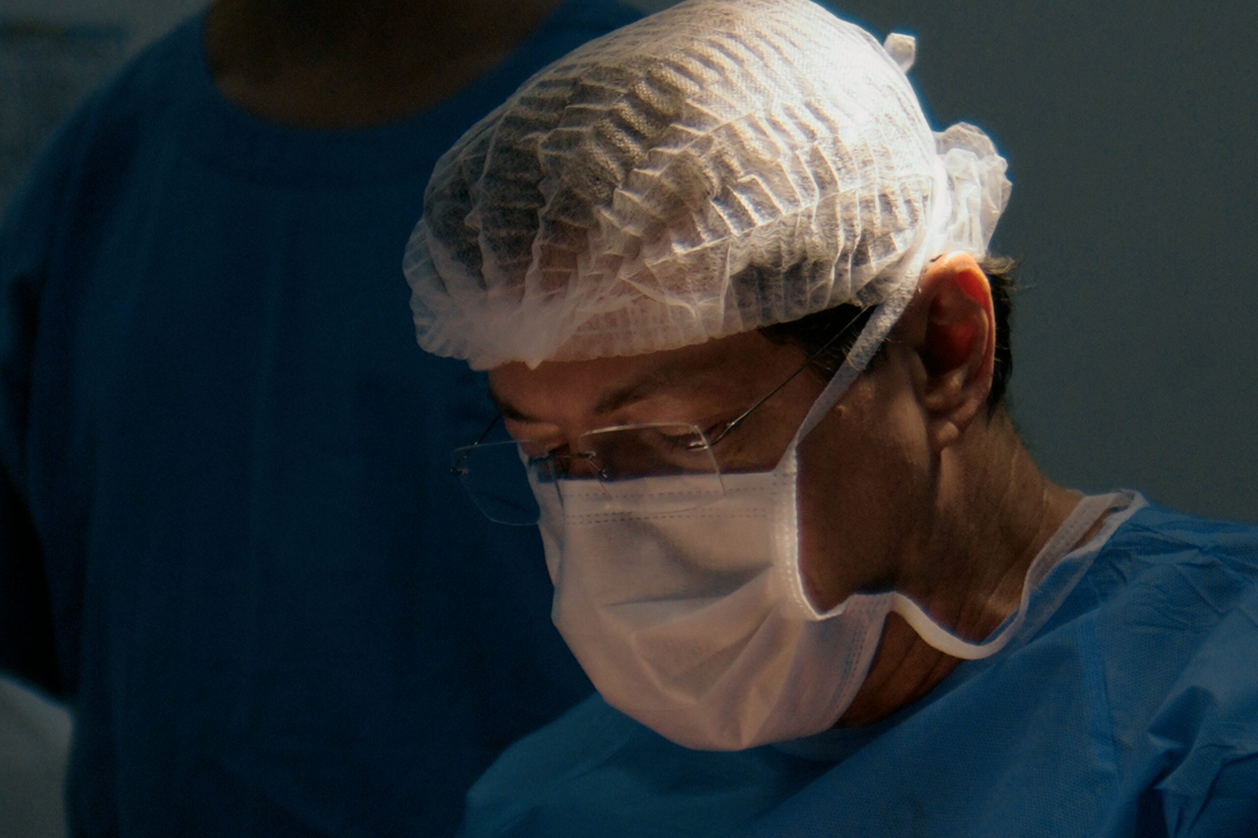 Dr. Nasser Mahfouz durante uma cirurgia vascular em centro cirúrgico