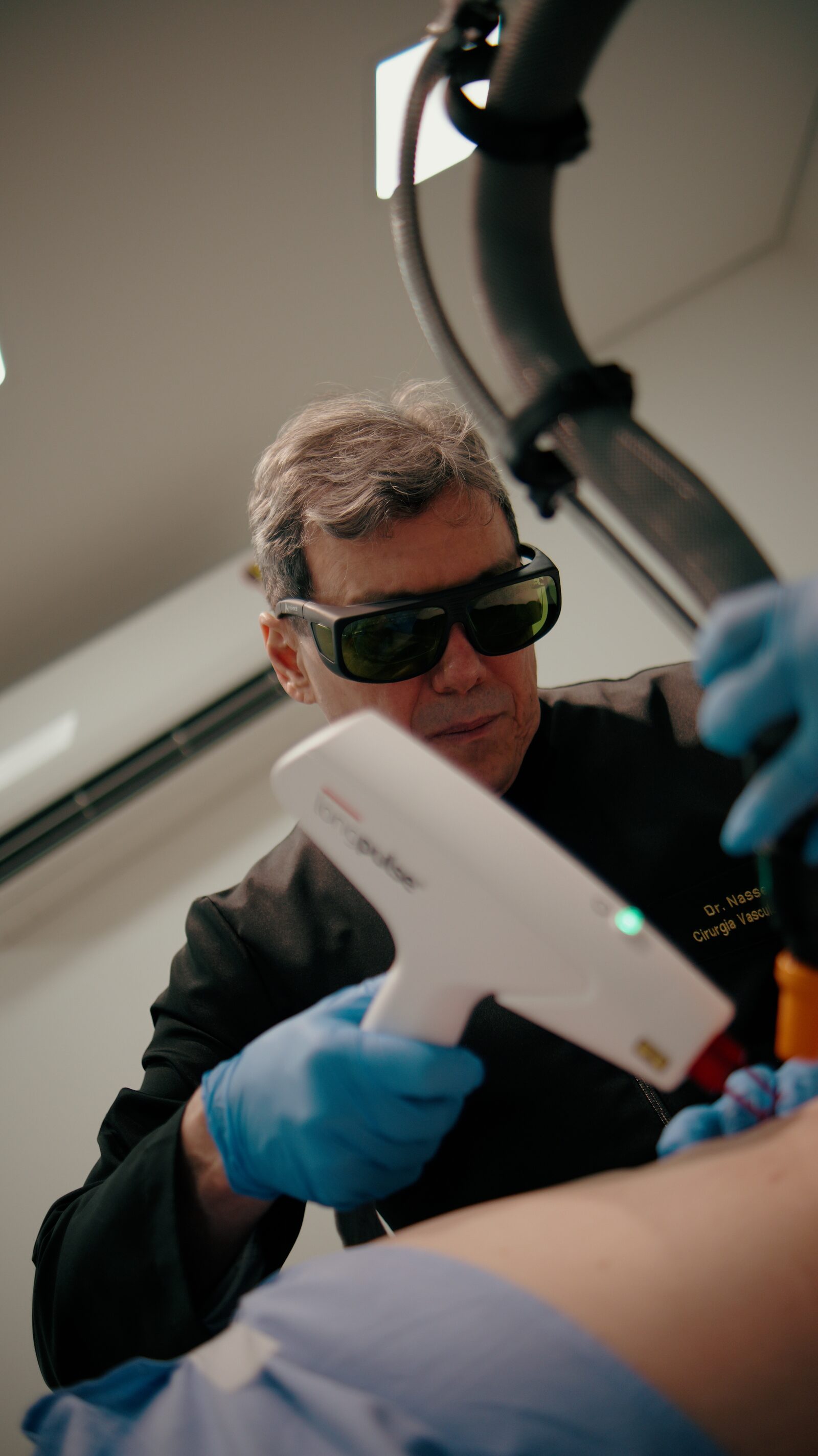 Dr. Nasser Mahfouz aplicando laser transdérmico no tratamento de vasinhos
